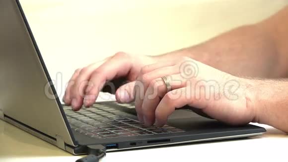 商人在他的笔记本电脑上打字视频的预览图