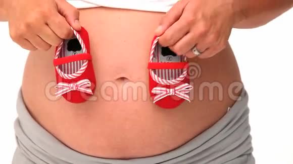 带着她未来宝宝鞋的孕妇视频的预览图