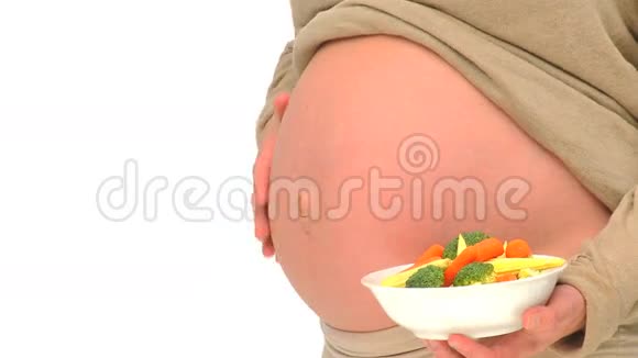 孕妇拿着一碗青菜视频的预览图
