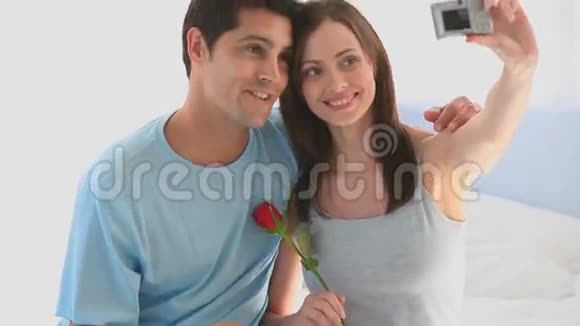 可爱的一对夫妇自己拍照视频的预览图