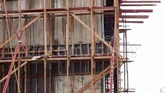 在建筑物顶部用吊车泵浇筑混凝土视频的预览图
