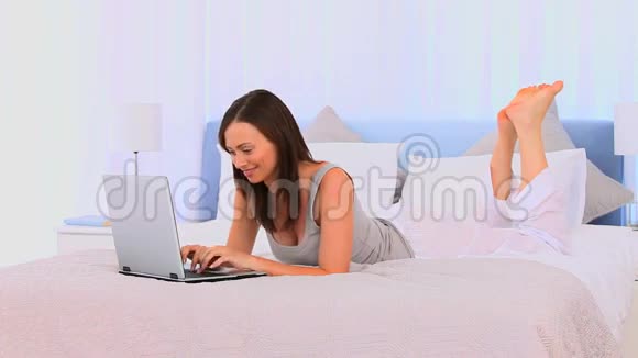 棕色头发的女人在笔记本上聊天视频的预览图