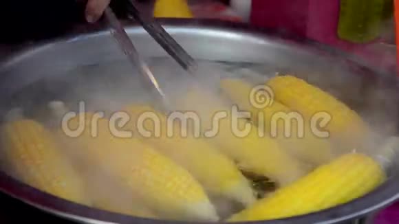 街头美食煮玉米视频的预览图