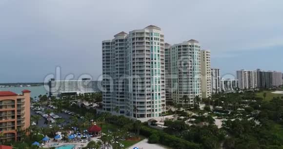 海滩边酒店的鸟瞰图视频的预览图