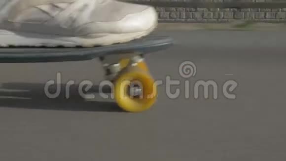 滑板运动员的腿在城市的道路上骑滑板视频的预览图