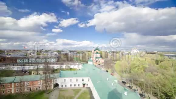 雅罗斯拉夫尔市的全景从斯帕索普雷布拉辛斯基修道院的钟楼上延伸而来视频的预览图