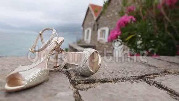 海边岩石上的结婚鞋视频的预览图