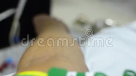 护士将针头插入献血者手臂视频的预览图