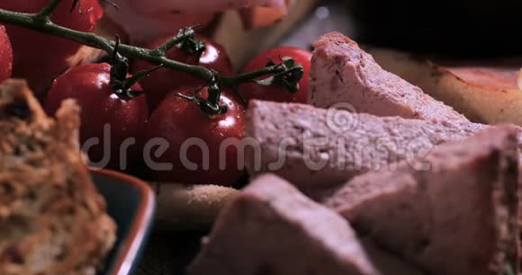 多莉靠近一盘腌制的肉烧饼火腿腊肠和奶酪视频的预览图