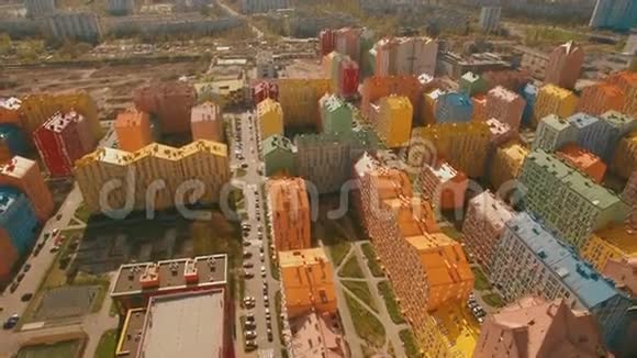 在欧洲城市4KUHD空中飞越舒适多彩的建筑视频的预览图