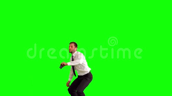 商人在跳跃时拍摄自我肖像视频的预览图