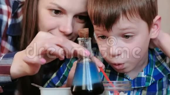 在家里做化学实验妈妈和儿子在烧瓶里释放气体后发生化学反应视频的预览图