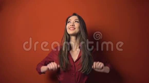 落钞背景的女人视频的预览图