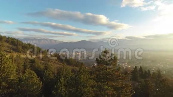 日出时在山上探险视频的预览图