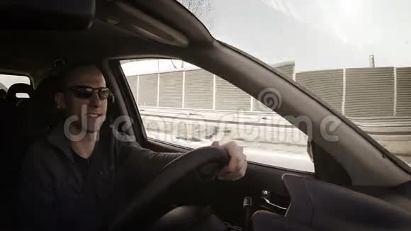 有魅力的男人在车内的汽车旅行中微笑视频的预览图