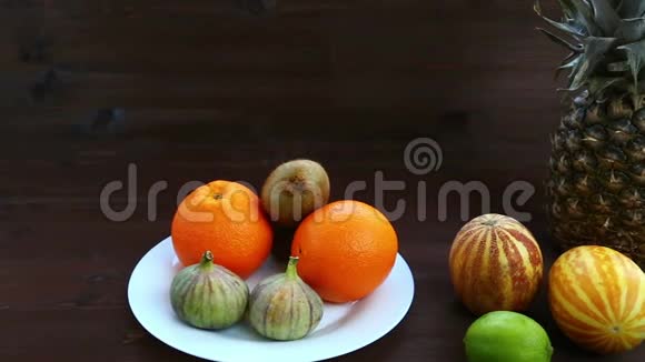 素食白色盘子上有越南甜瓜无花果橘子菠萝视频的预览图