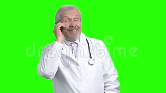 资深医生电话交谈的肖像视频的预览图