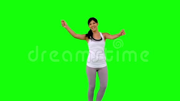 穿着运动服在绿色屏幕上跳舞的女人视频的预览图