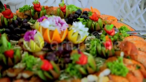 自助餐装饰精美的海鲜菜肴视频的预览图