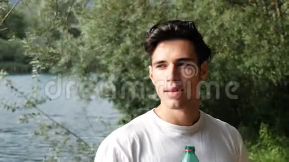 年轻人从塑料瓶里喝水视频的预览图