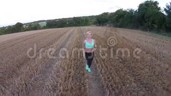 金发健身女子在球场上奔跑视频的预览图