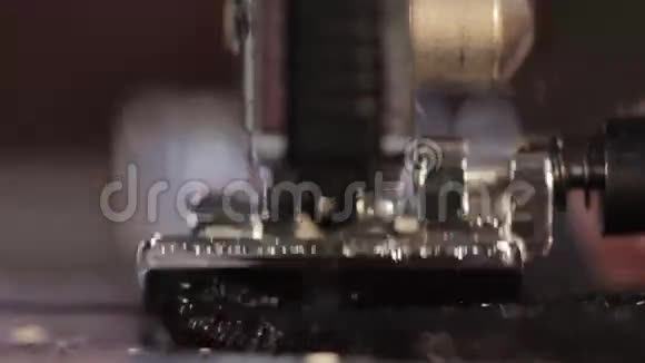 缝纫机和衣服宏观经济视频的预览图