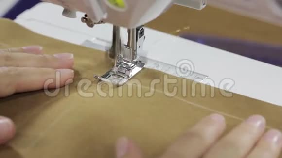 女手缝纫机缝制织物视频的预览图