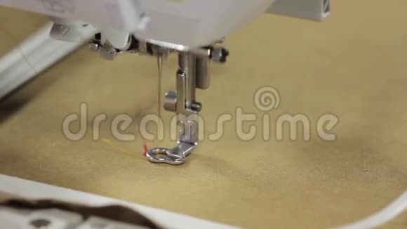 女手缝纫机缝制织物视频的预览图
