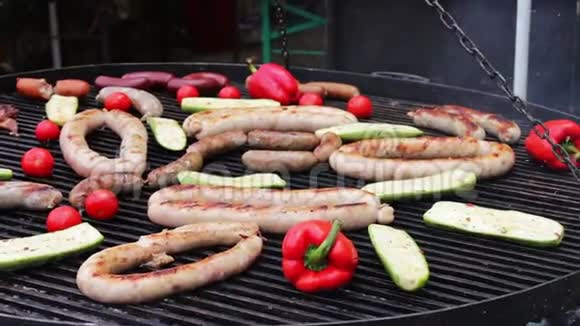 一个巨大的烤架美观地放置烤香肠甜椒蔬菜鸡肉街头美食快视频的预览图