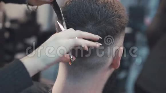 女理发师在理发店理发视频的预览图