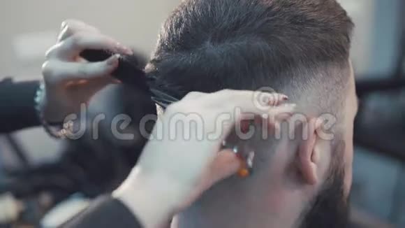 女理发师在理发店理发视频的预览图