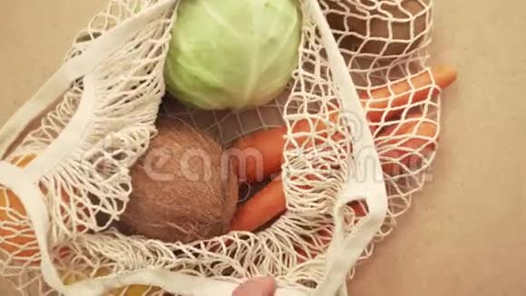 回收网络袋装满蔬菜和水果环保没有塑料概念4k视频的预览图