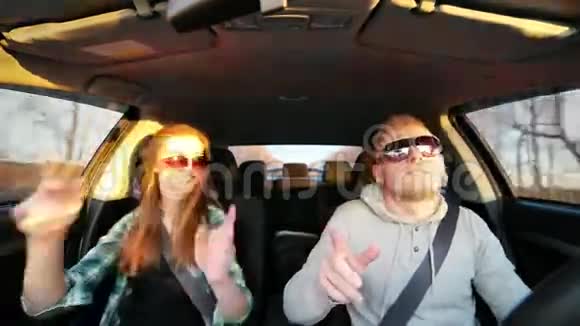 日落时分一对漂亮的夫妇在车里跳舞视频的预览图