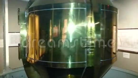 黄铜菲涅耳透镜与光光旋转视频的预览图