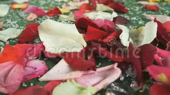 结婚传统地毯上散落的玫瑰花瓣视频的预览图