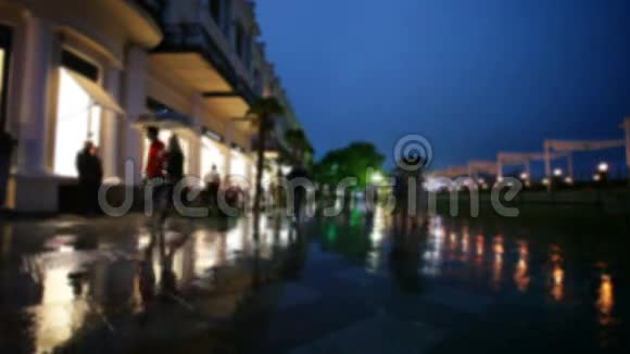 人们在海滨南部城市的堤岸上下雨视频的预览图
