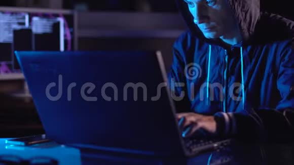 黑客输入程序代码同时进行网络犯罪在霓虹灯下黑侵入系统防火墙视频的预览图