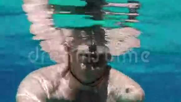 在水下呼出气泡的人视频的预览图