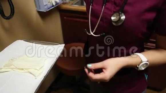 护士准备病人眼科检查视频的预览图