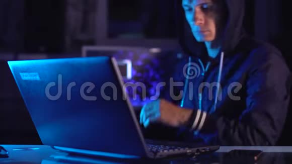 黑客输入程序代码同时进行网络犯罪在霓虹灯下黑侵入系统防火墙视频的预览图