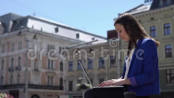 商务女性在笔记本电脑上工作视频的预览图