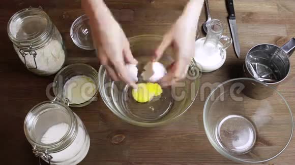 4K止动煮松饼添加和混合面粉牛奶油糖视频的预览图
