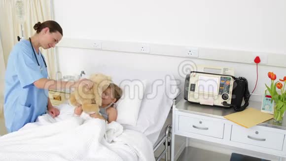 护士试图让一个生病的小女孩振作起来视频的预览图