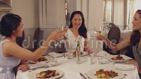 女人在晚餐时品尝白葡萄酒视频的预览图