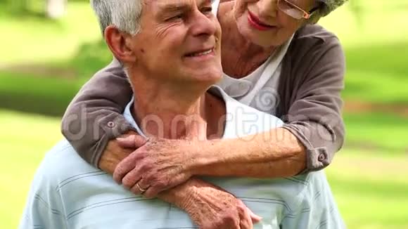 公园里一对恩爱的老夫妇拥抱视频的预览图