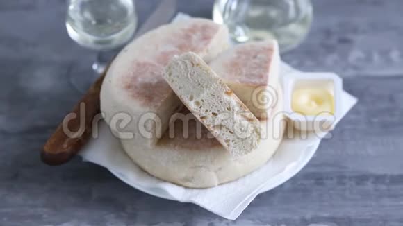 典型的葡萄牙面包马德拉波洛加黄油的caco视频的预览图