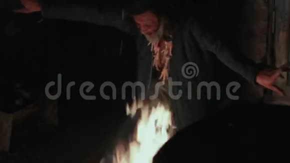 巫毒魔法师在火巫师身边跳舞视频的预览图