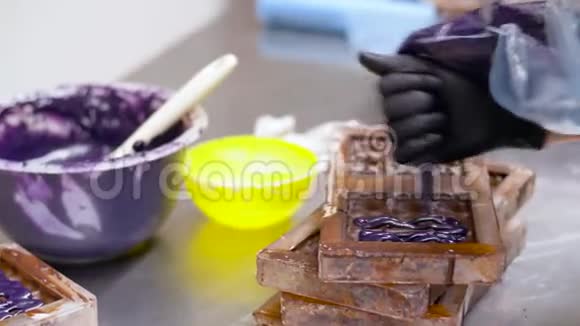 甜店用奶油填充糖果模具视频的预览图