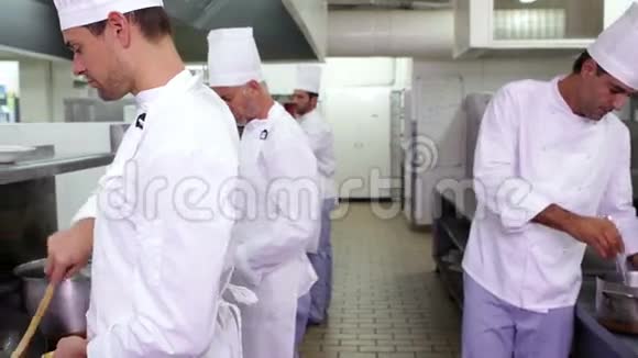 微笑的厨师在炒菜视频的预览图