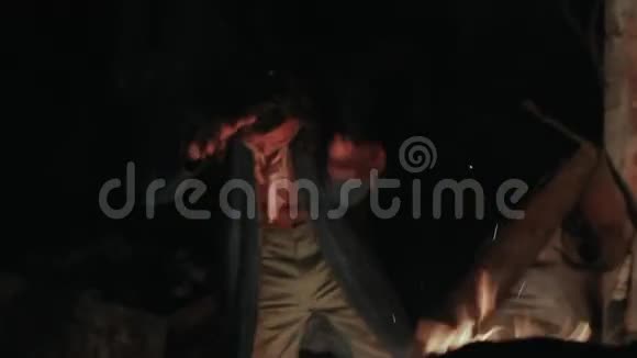 巫毒魔法师在火巫师身边跳舞视频的预览图